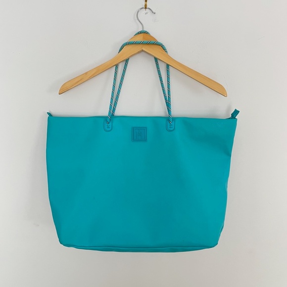 Set of Tommy Hilfiger/Shiseido Aquamarine Beach Tote with 3 Accessory Bags - Picture 6 of 13